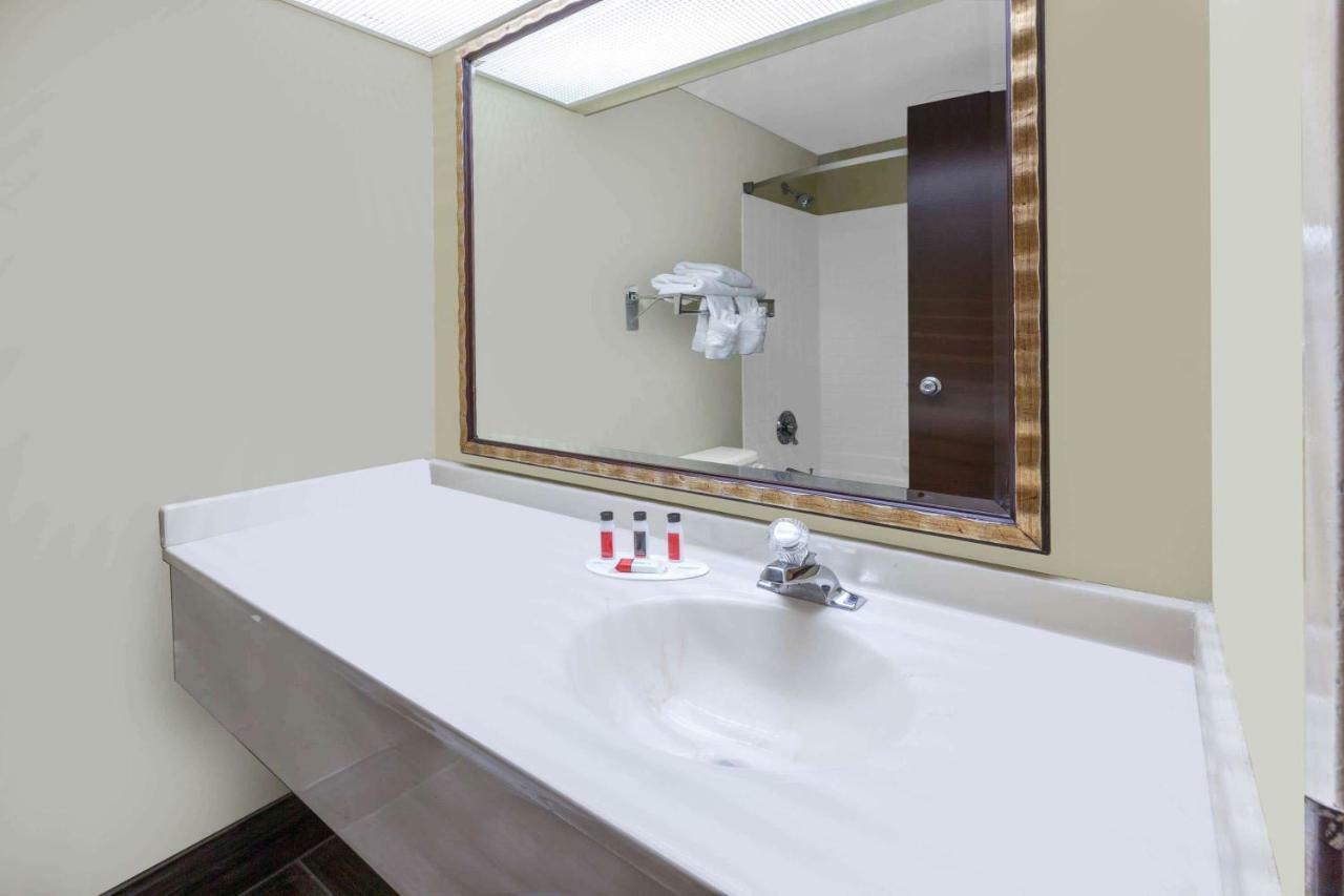 Days Inn By Wyndham Milan Sandusky South Bagian luar foto